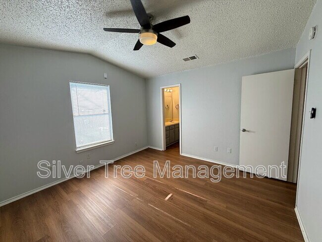 Building Photo - 6847 S Creek Dr