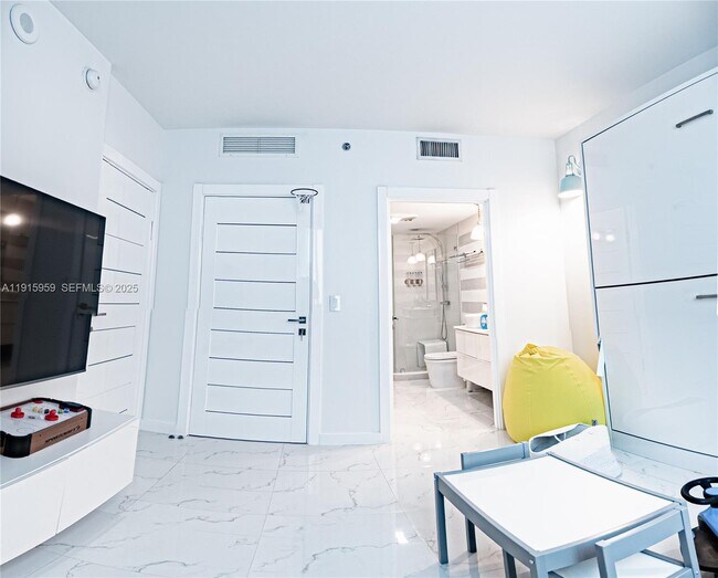 Building Photo - 500 Brickell Ave