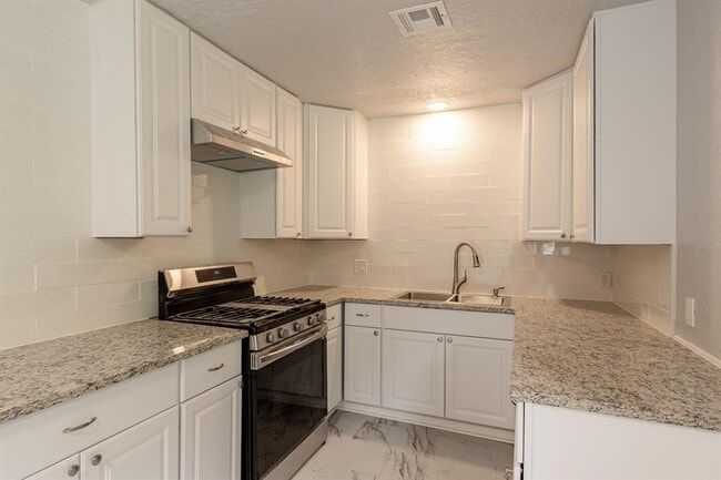 Building Photo - 2605 Queensbury Rd