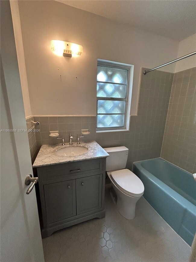 Building Photo - 2504 Alhambra Cir