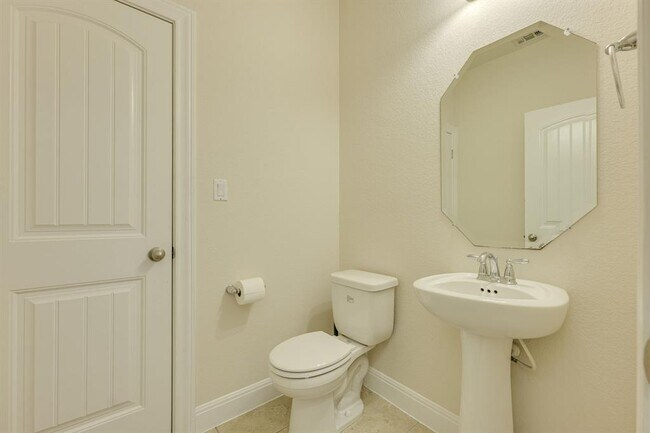 Building Photo - 4233 Privacy Hedge St
