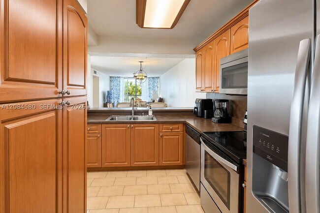 Building Photo - 1401 W Golfview Dr