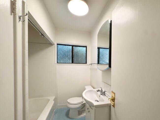 Building Photo - Fabulous single level Lafayette home nestled at the end of a tree-lined drive.