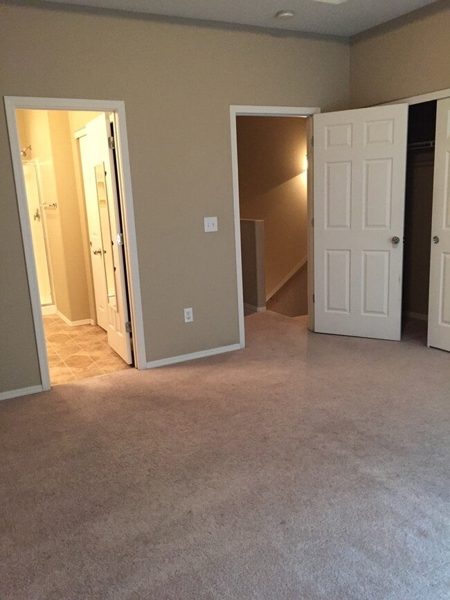 Building Photo - Large 2 Bedroom Sterling Ridge Town Home with 2 car garage