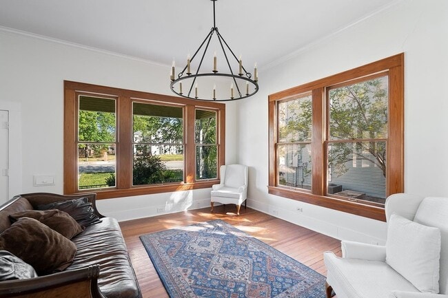 Building Photo - 603 E Losoya St