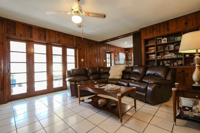 Building Photo - 4615 University Oaks Blvd