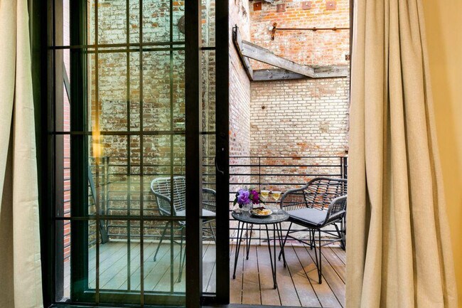 Building Photo - 611 Commerce St