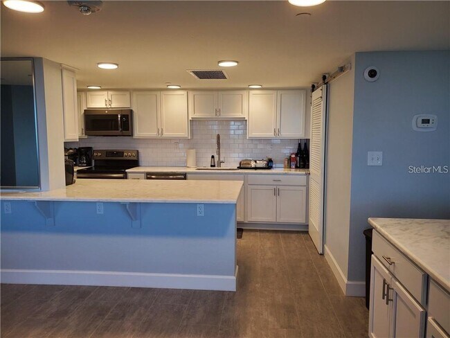 Building Photo - 1050 Longboat Club Rd