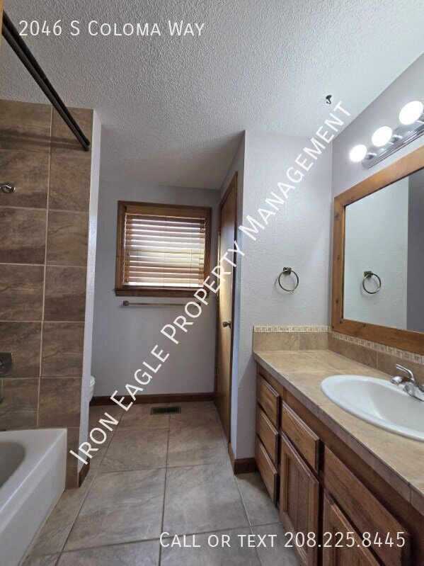 Building Photo - 2046 S Coloma Wy