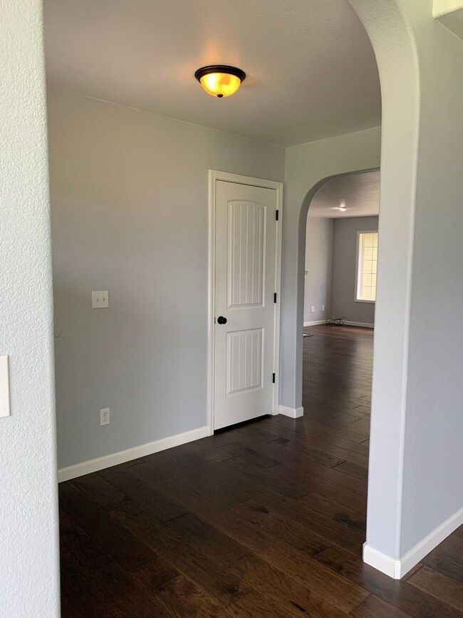 Building Photo - 4 Bedroom, 2 Bath near Pine Grove