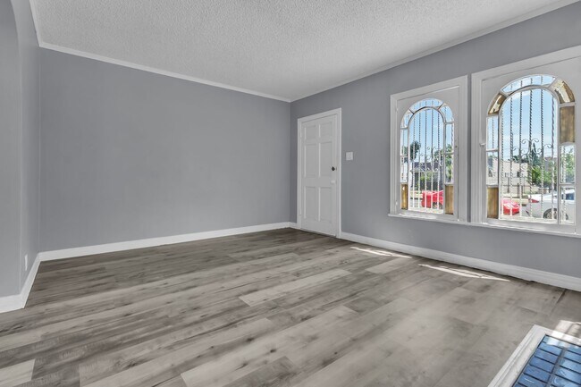 Building Photo - 1441 W 53rd St