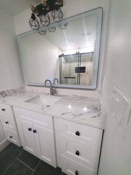 Full bathroom 2 - 704 N Bennedict Dr