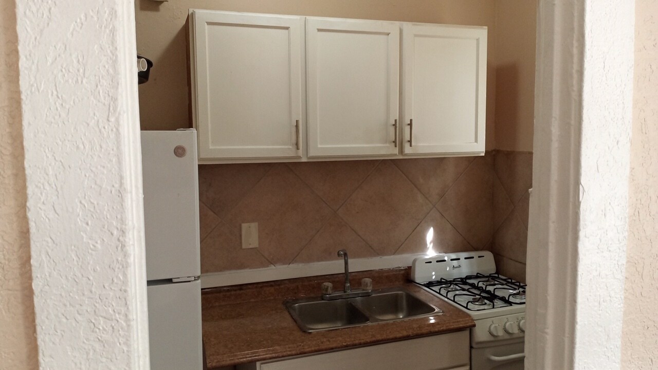 Kitchen upper cabinets - 1135 SW 6th St