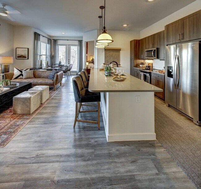 Building Photo - 221 W Lancaster-2055