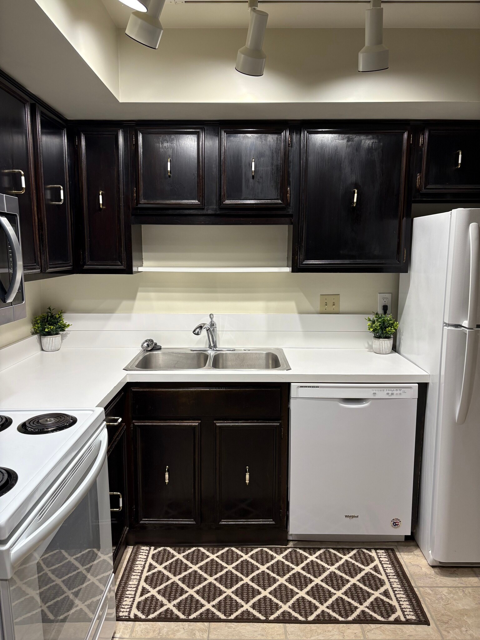 FURNISHED KITCHEN - 509 Highwood Dr