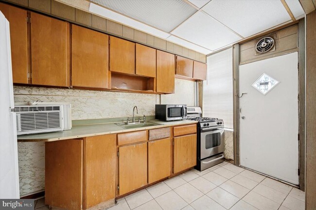 Building Photo - 5553 Matthews St