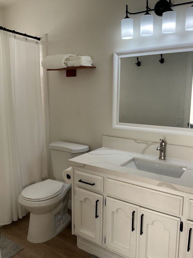 Building Photo - Los Caballeros #001