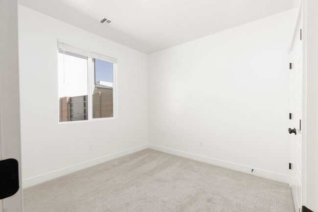 Building Photo - 3 bed plus office / 2.5 bath / 3 car Singl...