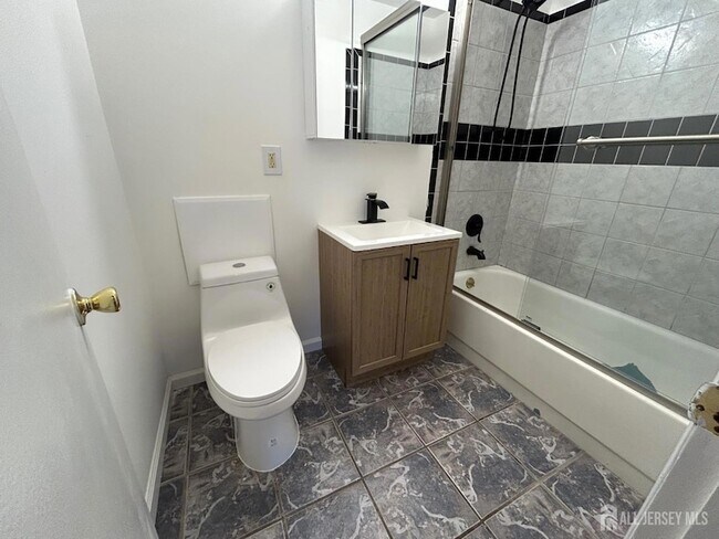 Building Photo - 205 College Dr