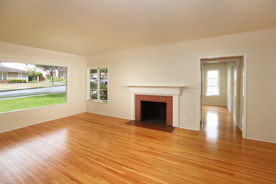 Building Photo - 1223 Oak Cir Dr
