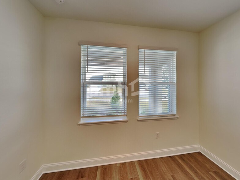 Building Photo - 3735 Ctr Cv Ln