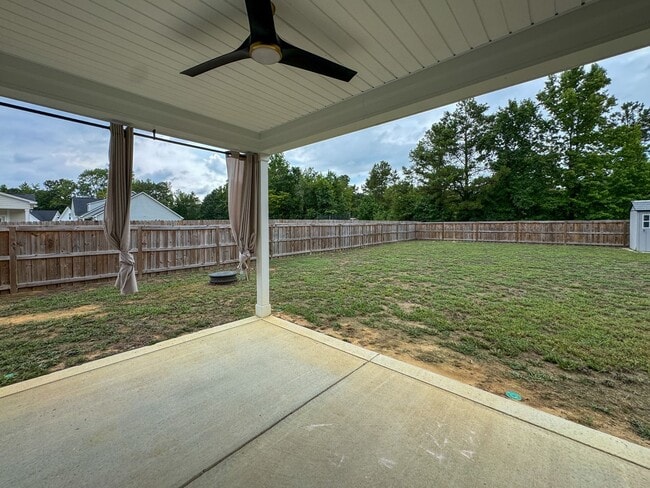 Building Photo - Beautiful 3 Bed 2.5 Bath Home in Raeford