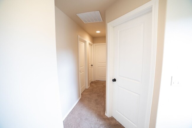Building Photo - Newer Construction Townhome in Canby