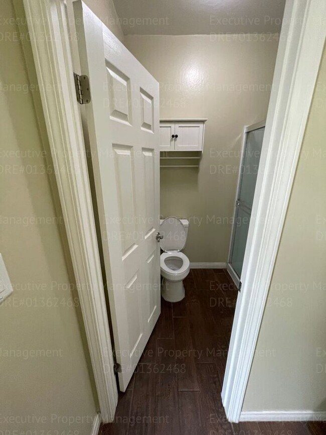 Building Photo - 4 bedrooms/ 2 bathrooms, with a patio.