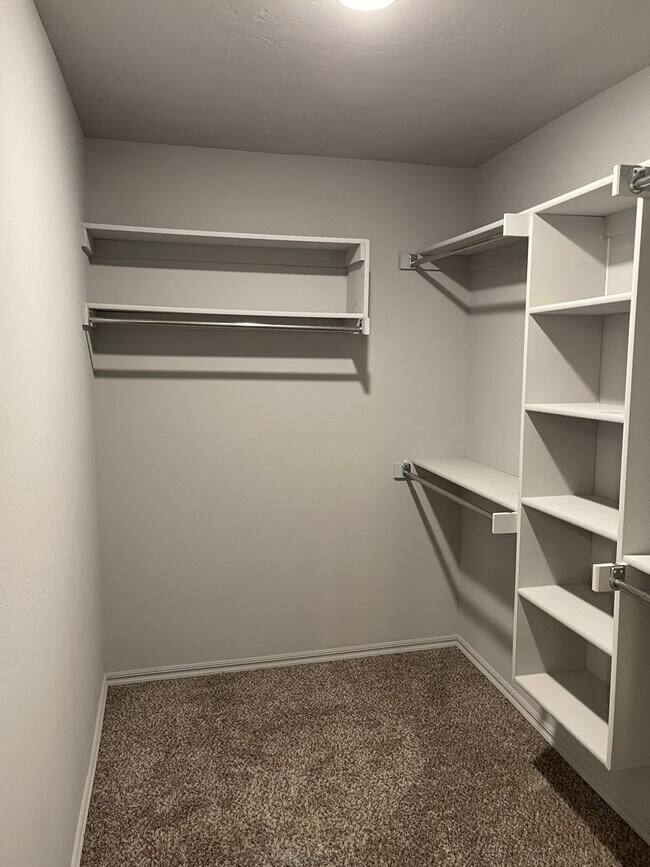 Building Photo - Mustang Schools! 3 bed 2 bath in Yukon! Built in 2020, Beautiful finishes and fenced backyard.