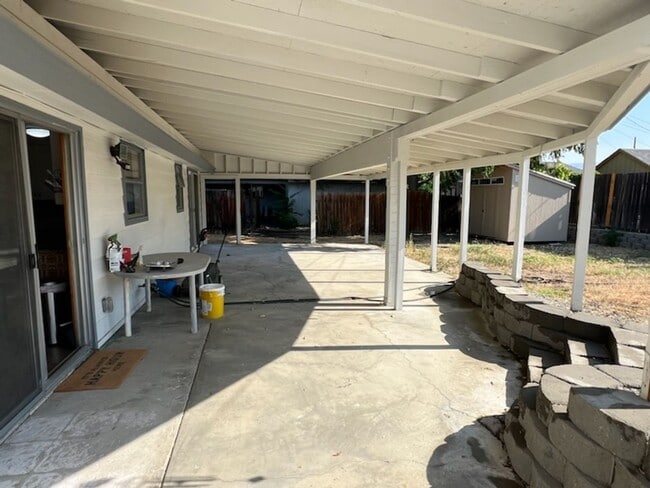 Building Photo - Cute 2 bed/1 bath home with fenced back yard & a/c!