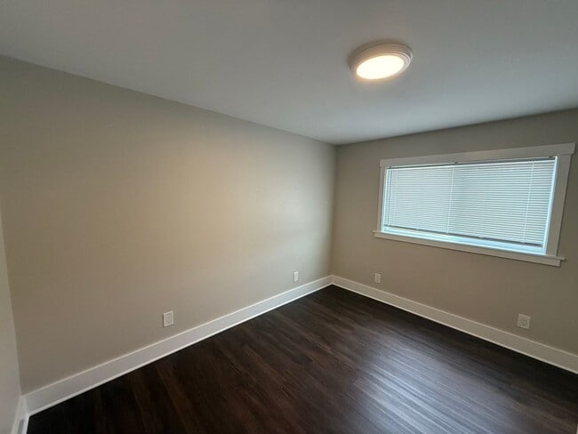 Building Photo - 3 Bedroom 2 bathroom House! Move in Special!