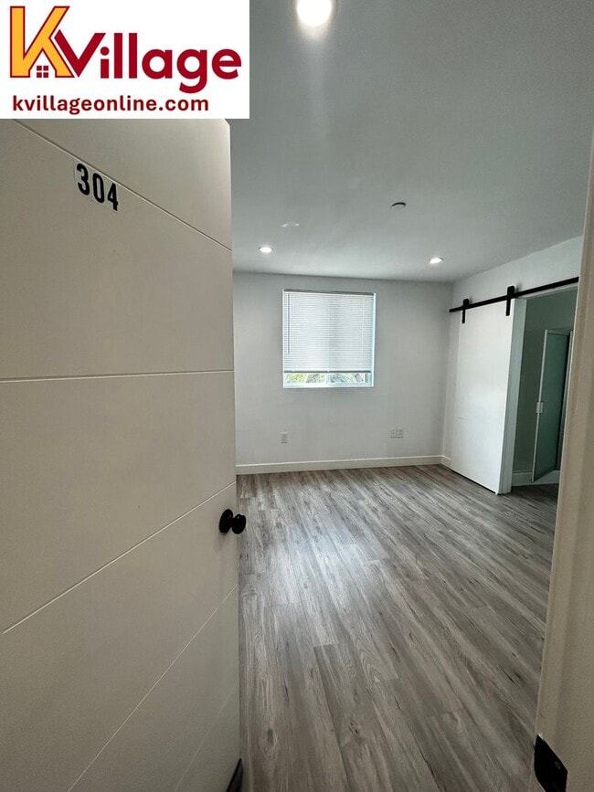 Building Photo - 1528 1/2 W 36TH PL - 304 (unfurnished)
