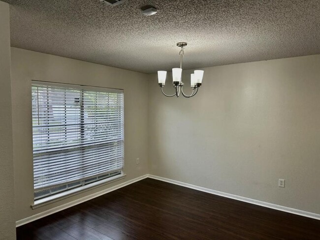 Building Photo - 527 Queen Anne Dr