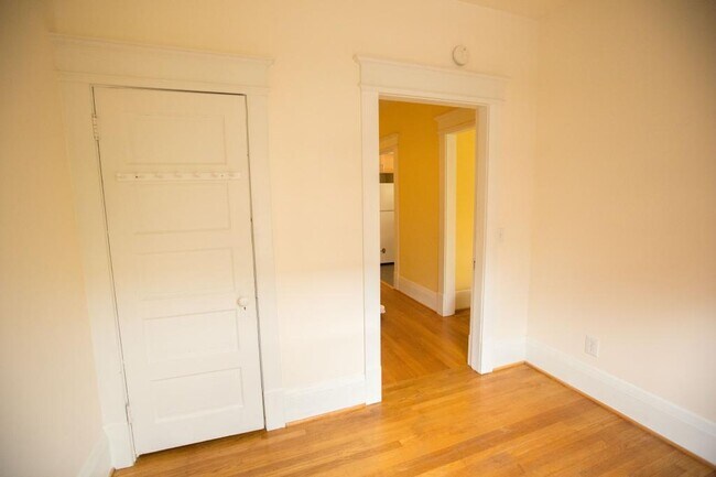 Building Photo - Dubois Apartments - 2 bedrooms