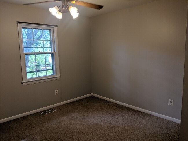 Bedroom #4 with ceiling fan - 46675 Winchester Dr