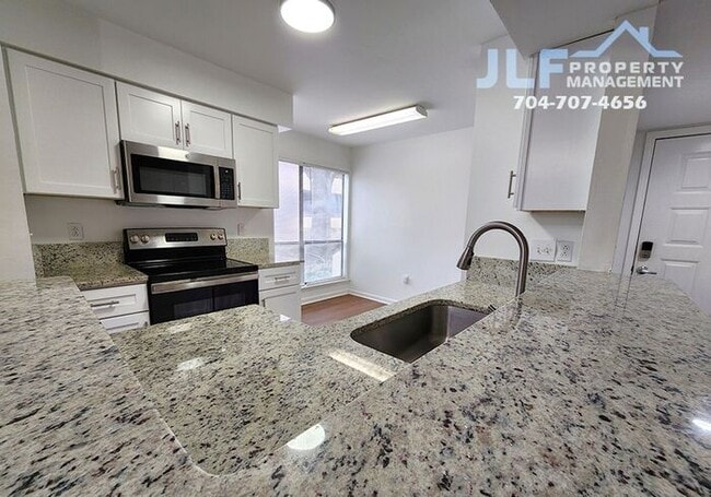 Building Photo - Great 2 bed/2 bath Condo in Convenient Charlotte Area!