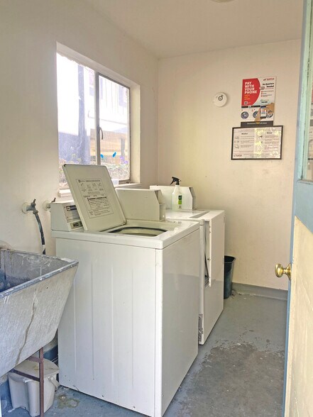 shared app or coin-operated laundry - 1114 Stannage Ave