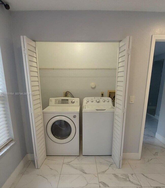 Building Photo - 731 Vista Isles Dr