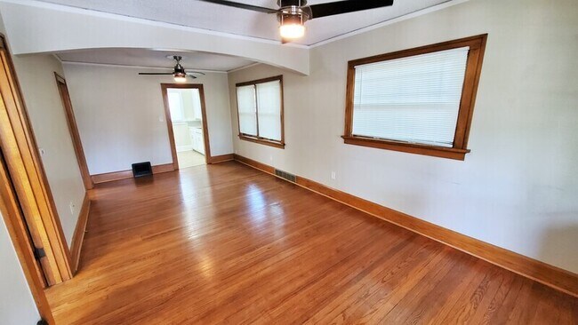 Building Photo - 1032 Maplewood Dr NE