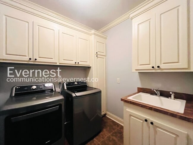 Building Photo - 3 Bed/2 Bath Home with Fenced Yard & Garage / Pet-Friendly / Available Now!