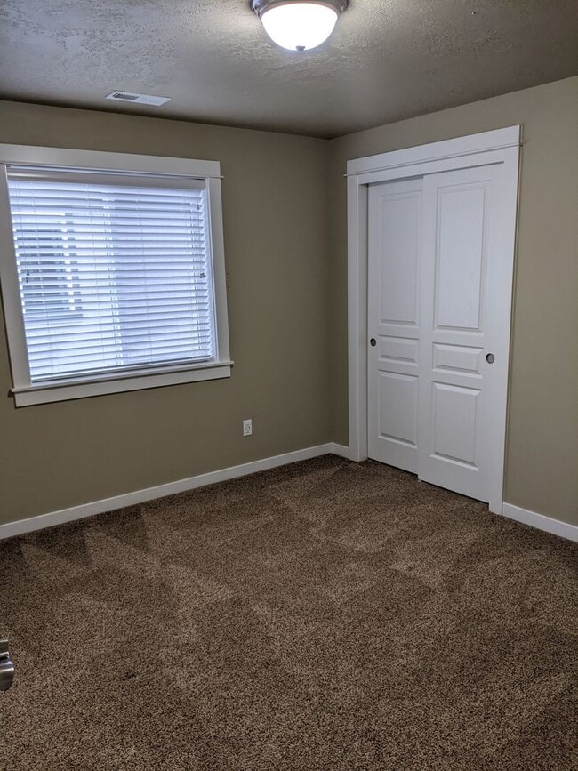 Building Photo - Beautiful 3 Bedroom, 2.5-Bath Home With Op...