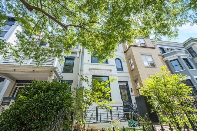 Building Photo - Lovely 1 BR/1.5 BA Condo in Columbia Heights!