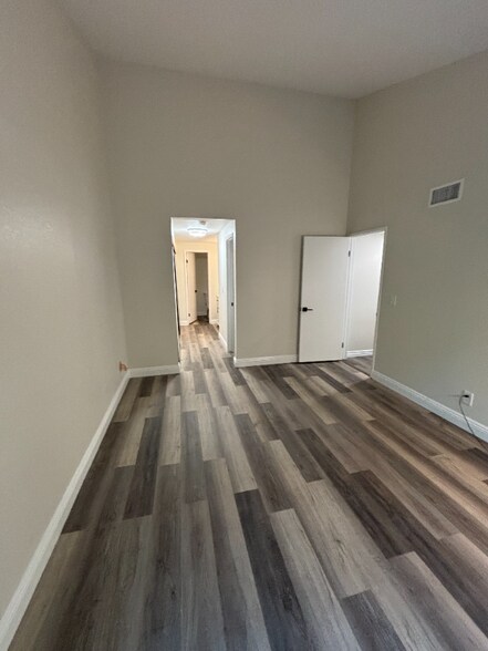 Building Photo - 322 S Vista Del Canon