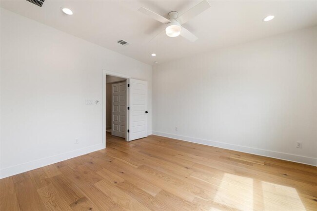 Building Photo - 302 East Dr