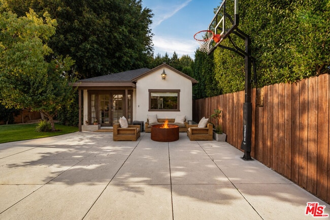 Building Photo - 6537 Moore Dr