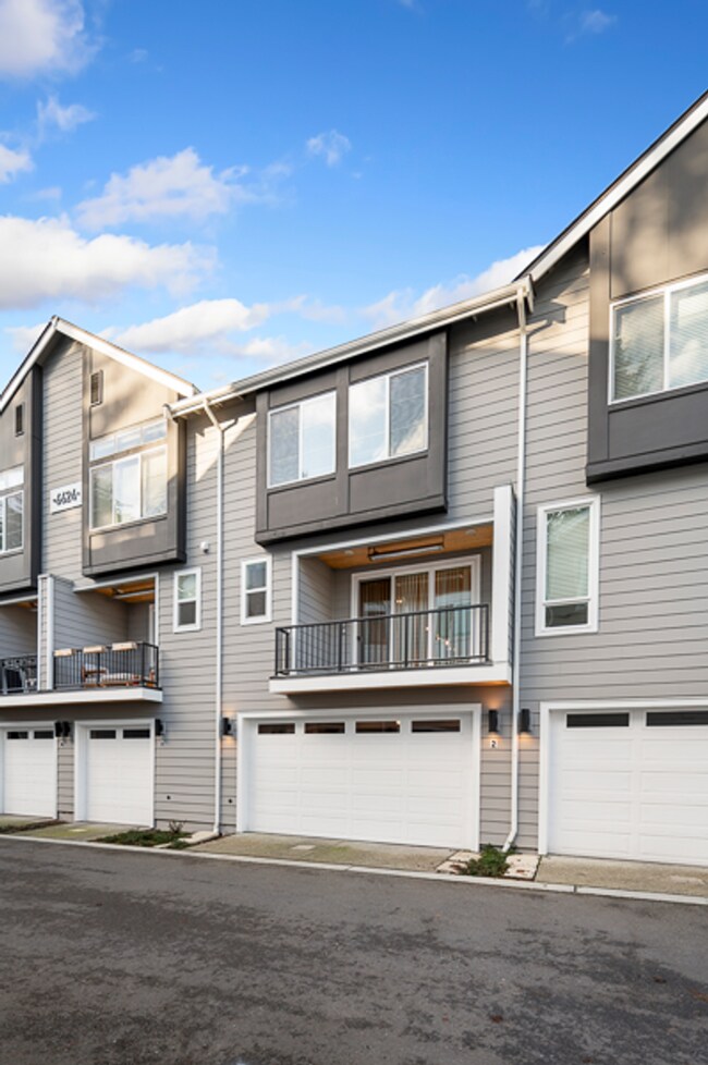 Building Photo - Kenmore Townhome | 4 Bed 3.5 Bath | $3,725