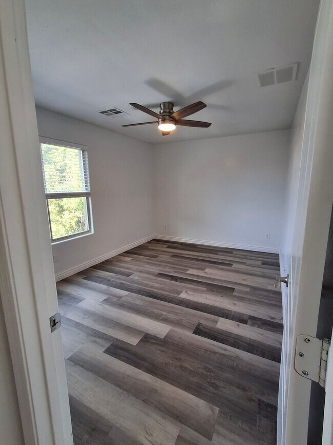 Building Photo - 1280 E Saddle Way