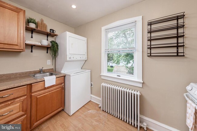 Building Photo - 674 JOHNSON