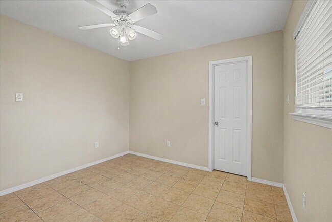 Building Photo - 827 Pickney Ave