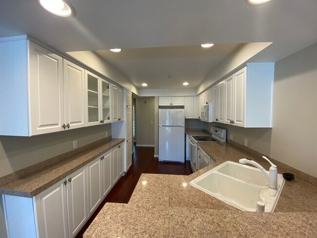 Building Photo - 2 Bed 3 Bath Condo at Galleria in the Hear...